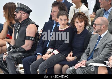 Peter Marino, ehemaliger Kulturminister Jack lang und seine Frau Monique nehmen am 8. Juli 2014 an der Chanel-Sammlungspräsentation im Rahmen der Haute-Couture Herbst-Winter 2014-2015 Fashion Week im Grand Palais in Paris, Frankreich, Teil. Foto von Christophe Guibbaud/ABACAPRESS.COM Stockfoto