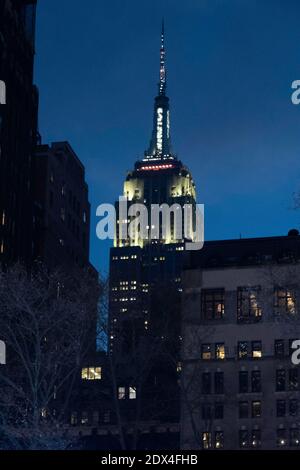 Das Empire State Building bei Dusk vom Bryant Park aus gesehen, NYC, USA Stockfoto