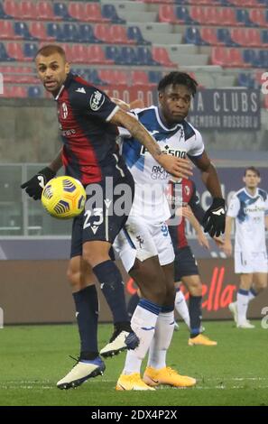 Bologna, Italien. Dezember 2020. Bologna Danilo Larangeira (L) und Atalanta Luis Muriel während der italienischen Serie A Fußballspiel Bologna FC gegen Atalanta im Renato Dall'Ara Stadion in Bologna, Italien, 23. Dezember 2020. Ph. Michele Nucci/LM Credit: Michele Nucci/LPS/ZUMA Wire/Alamy Live News Stockfoto