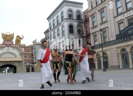 Ein Blick auf die Straße von New York in 'Cinecitta World', dem neuen italienischen Film-Themenpark, der am 10. Juli 2014 in Rom, Italien, enthüllt wurde. Ein detailreicher italienischer Themenpark beschwört die filmischen Welten von 'Ben Hur', 'Dante's Inferno' und 'Gangs of New York' herauf. Der Look ist eine Mischung aus Schwert und Sandalen Epen, Fellineske und Bollywood Elemente, darunter riesige Elefanten, Science Fiction, Spaghetti Western und viele andere Themen von Dante Ferretti aus den mehr als 3,000 Filme und TV-Shows produziert in Cinecitta, einst bekannt als Hollywood auf dem Tiber. Das Hotel liegt etwa 15 km südlich von Rom an Stockfoto