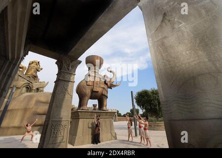 Ein Blick auf den Tempel von Moloch, inspiriert von dem italienischen Stummfilm "Cabiria" von 1914 auf "Cinecitta World", dem neuen italienischen Film-Themenpark, der am 10. Juli 2014 in Rom, Italien, enthüllt wurde. Ein detailreicher italienischer Themenpark beschwört die filmischen Welten von 'Ben Hur', 'Dante's Inferno' und 'Gangs of New York' herauf. Der Look ist eine Mischung aus Schwert und Sandalen Epen, Fellineske und Bollywood Elemente, darunter riesige Elefanten, Science Fiction, Spaghetti Western und viele andere Themen von Dante Ferretti aus den mehr als 3,000 Filme und TV-Shows produziert in Cinecitta, einmal bekannt als Hollywood On Stockfoto