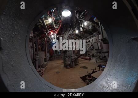 Ein Blick auf ein echtes U-Boot aus dem 2. Weltkrieg in der 'Cinecitta World', dem neuen italienischen Film-Themenpark, der am 10. Juli 2014 in Rom, Italien, enthüllt wurde. Ein detailreicher italienischer Themenpark beschwört die filmischen Welten von 'Ben Hur', 'Dante's Inferno' und 'Gangs of New York' herauf. Der Look ist eine Mischung aus Schwert und Sandalen Epen, Fellineske und Bollywood Elemente, darunter riesige Elefanten, Science Fiction, Spaghetti Western und viele andere Themen von Dante Ferretti aus den mehr als 3,000 Filme und TV-Shows produziert in Cinecitta, einst bekannt als Hollywood auf dem Tiber. Das Hotel liegt etwa 15 km südlich von Rom an einer e Stockfoto