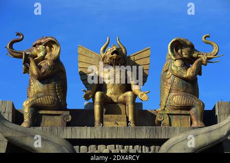 Ein Blick auf den Tempel von Moloch, inspiriert von dem italienischen Stummfilm "Cabiria" von 1914 auf "Cinecitta World", dem neuen italienischen Film-Themenpark, der am 10. Juli 2014 in Rom, Italien, enthüllt wurde. Ein detailreicher italienischer Themenpark beschwört die filmischen Welten von 'Ben Hur', 'Dante's Inferno' und 'Gangs of New York' herauf. Der Look ist eine Mischung aus Schwert und Sandalen Epen, Fellineske und Bollywood Elemente, darunter riesige Elefanten, Science Fiction, Spaghetti Western und viele andere Themen von Dante Ferretti aus den mehr als 3,000 Filme und TV-Shows produziert in Cinecitta, einmal bekannt als Hollywood On Stockfoto