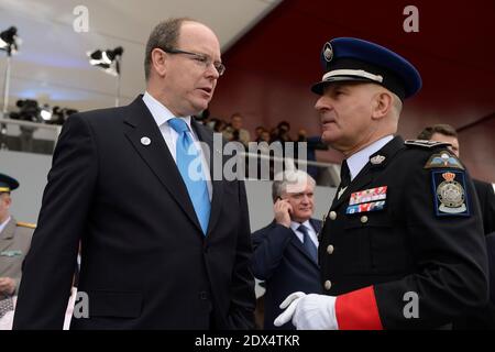 Le Prince Albert II de Monaco (L) der französische Präsident Francois Hollande und die Regierung nehmen an der jährlichen Militärparade des Bastille Day auf dem Place de la Concorde Teil Paris, Frankreich, 14. Juli 2014. Foto von Jacques Witt/ Pool/ ABACAPRESS.COM Stockfoto