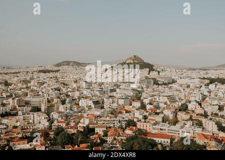 Schöne historische Stadt Athen während sonnigen Tages und Berge im Hintergrund, Griechenland. Stockfoto