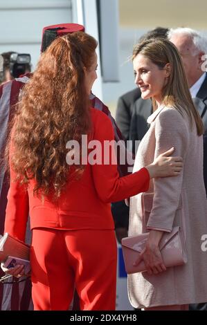 Königin Letizia und Marokkos Prinzessin Lalla Salma nehmen an einer Abreisezeremonie Teil eine Abreisezeremonie am Flughafen Rabat am 15. Juli 2014. Der neue König und die neue Königin von Spanien sind auf einem zweitägigen Besuch in Marokko. Foto von Nicolas Gouhier/ABACAPRESS.COM Stockfoto