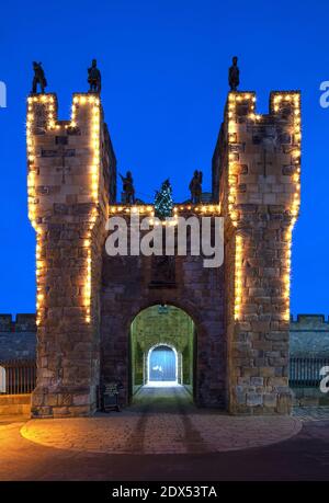 Der Barbican in Alnwick Castle bei Dämmerung beleuchtet an Weihnachten, Alnwick, Northumberland, England, Vereinigtes Königreich Stockfoto