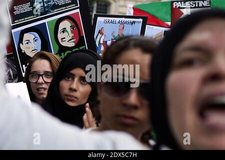 Pro-palästinensische Anhänger nehmen am 26. Juli 2014 an einer verbotenen Demonstration gegen Israels Militäroperation in Gaza und zur Unterstützung des palästinensischen Volkes auf dem Platz der Republik in Paris Teil. Die französischen Behörden haben am 26. Juli 2014 eine neue pro-palästinensische Demonstration verboten, weil sie befürchtet, dass sie gewalttätig werden könnte, wie es bei früheren Kundgebungen der Fall war, aber Demonstranten könnten das Verbot ignorieren, wie sie es am vergangenen Wochenende taten. Foto von Stephane Lemouton/ABACAPRESS.COM Stockfoto