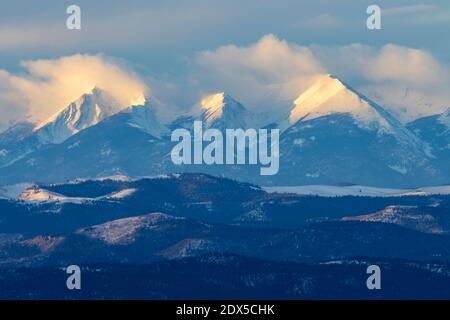 Schöner Sonnenaufgang über der schneebedeckten Sangre de Cristo Range Von Colorado Stockfoto