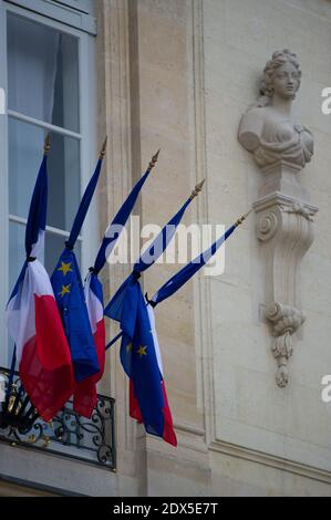 Als Zeichen der Trauer französische Flagge, die am 28. Juli 2014 auf dem Elysee Palace in Paris, Frankreich, mit Halbmast fliegt. Foto Thierry Orban/ABACAPRESS.COM Stockfoto