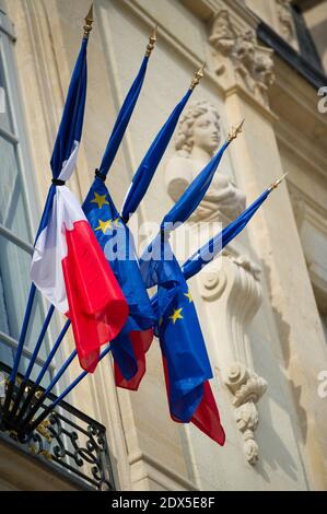 Als Zeichen der Trauer französische Flagge, die am 28. Juli 2014 auf dem Elysee Palace in Paris, Frankreich, mit Halbmast fliegt. Foto Thierry Orban/ABACAPRESS.COM Stockfoto