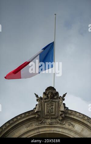 Als Zeichen der Trauer französische Flagge, die am 28. Juli 2014 auf dem Elysee Palace in Paris, Frankreich, mit Halbmast fliegt. Foto Thierry Orban/ABACAPRESS.COM Stockfoto