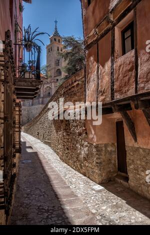 Gepflasterte Straße in der mittelalterlichen Stadt Albarracin in der Provinz Teruel, Aragon Spanien an einem sonnigen Tag, die Kathedrale von Albarracin im Hintergrund, Stockfoto