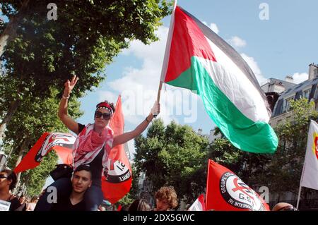 Während einer pro-palästinensischen Demonstration am 2. August 2014 in Paris, Frankreich, schwenken Demonstranten palästinensische Fahnen und halten Plakate. Israel bombardierte Gaza am Samstag, nachdem es die Hamas beschuldigte, einen humanitären Waffenstillstand zerstört zu haben, indem es einen Soldaten gefangennimmt, von dem die Islamisten sagen, dass er wahrscheinlich beim israelischen Beschuss getötet wurde. Foto von Alain Apaydin/ABACAPRESS.COM Stockfoto