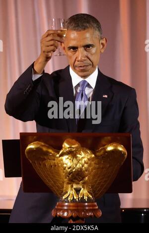 US-Präsident Barack Obama hebt ein Glas und röstet seine Gäste während eines Abendessens anlässlich des USA-Afrika Leaders Summit auf dem South Lawn des Weißen Hauses 5. August 2014 in Washington, DC. Obama fördert Geschäftsbeziehungen zwischen den Vereinigten Staaten und afrikanischen Ländern während des dreitägigen US-Afrika Leaders Summit, wo 49 Staatsoberhäupter in Washington zusammentreffen. Foto von Chip Somodevilla/Pool/ABACAPRESS.COM Stockfoto