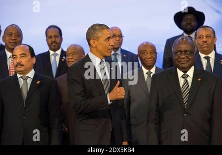 Präsident Barack Obama nimmt am Familienfoto des Africa Leaders Summit Teil und steht zwischen Mohamed Ould Abdel Aziz, Präsident der Islamischen Republik Mauretanien (links) und Hifikepunye Pohamba, Präsident der Republik Namibia (rechts), im State Department in Washington, DC, USA, 6. August 2014. Obama fördert die Geschäftsbeziehungen zwischen den Vereinigten Staaten und afrikanischen Ländern während des dreitägigen US-Afrika Leaders Summit, bei dem sich 49 Staatsoberhäupter in Washington treffen.Foto von Molly Riley/Pool/ABACAPRESS.COM Stockfoto