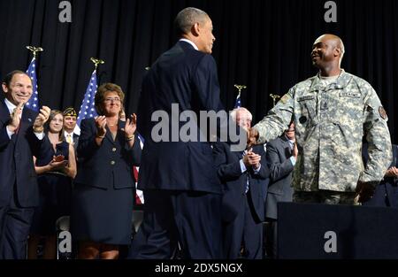 US-Präsident Barack Obama (C) schüttelt die Hände mit der US Army Sgt. Major James McGruder, wie Veterans Affairs Secretary Robert McDonald (L) applaudiert, bevor Obama HR 3230, The Veterans' Access to Care Through Choice, Accountability and Transparency Act von 2014, 7. August 2014, in Fort Belvoir, Virginia, unterzeichnet hat. Der Gesetzentwurf zielt darauf ab, die medizinische Versorgung von Militärveteranen zu unterstützen, indem er die Bürokratie der VA in Bereichen wie Ernennungen und Ausbildung von Personal und Personal in medizinischen Einrichtungen der VA strafft. Foto von Mike Theiler/Pool/ABACAPRESS.COM Stockfoto