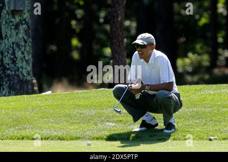 US-Präsident Barack Obama, Reihen einen Putt auf dem ersten Grün im Farm Neck Golf Club in Oak Bluffs, Massachusetts, USA, am Samstag, 9. August 2014. Der Präsident ist heute auf der Insel angekommen und macht zwei Wochen Urlaub. Foto von Matthew Healey/Pool/ABACAPRESS.COM Stockfoto