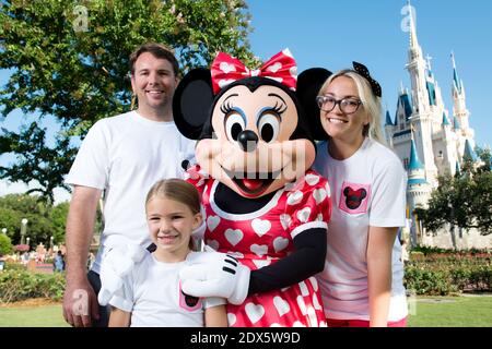 Schauspielerin und Country-Musikkünstlerin Jamie Lynn Spears posiert mit ihrem Mann Jamie Watson, ihrer sechsjährigen Tochter Maddie und Minnie Mouse am 14. August 2014 vor Cinderella Castle im Magic Kingdom Park in Lake Buena Vista, Florida. Spears, die Schwester von Pop-Superstar Britney Spears und ehemaliger Star von 'Zoey 101' auf Nickelodeon, lebt in Nashville, Tenne und ist derzeit auf Tour, um ihre erste Country-Musik-Single zu unterstützen. Ihre Schwester Britney startete ihre Karriere bei Walt Disney World mit der Hauptrolle in "The All-New Mickey Mouse Club", der im Disney's Hollywood Studios Themenpark aufgenommen wurde. Foto von C Stockfoto