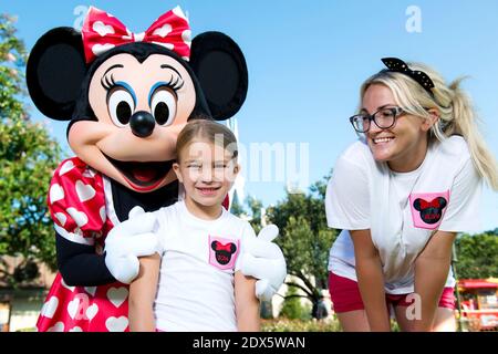 Schauspielerin und Country-Musikkünstlerin Jamie Lynn Spears posiert mit ihrem Mann Jamie Watson, ihrer sechsjährigen Tochter Maddie und Minnie Mouse am 14. August 2014 vor Cinderella Castle im Magic Kingdom Park in Lake Buena Vista, Florida. Spears, die Schwester von Pop-Superstar Britney Spears und ehemaliger Star von 'Zoey 101' auf Nickelodeon, lebt in Nashville, Tenne und ist derzeit auf Tour, um ihre erste Country-Musik-Single zu unterstützen. Ihre Schwester Britney startete ihre Karriere bei Walt Disney World mit der Hauptrolle in "The All-New Mickey Mouse Club", der im Disney's Hollywood Studios Themenpark aufgenommen wurde. Foto von C Stockfoto