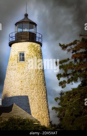 Die Sonne geht auf dem Dyce Head Leuchtturm auf, gegründet 1928, sitzend in Castine, Maine. Stockfoto