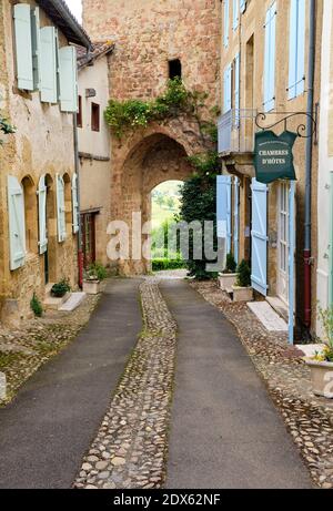 Montesquiou Straße mit Bogen am Ende, und ein chambre d'hote. Kleines Dorf im Gebiet Gers in Frankreich Stockfoto