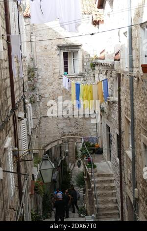 DUBROVNIK, KROATIEN - APR 26, 2019 - schmale Straßen mit Blick auf das Zentrum der Altstadt von Dubrovnik, Kroatien Stockfoto