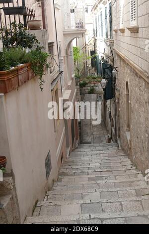 DUBROVNIK, KROATIEN - APR 26, 2019 - schmale Straßen mit Blick auf das Zentrum der Altstadt von Dubrovnik, Kroatien Stockfoto