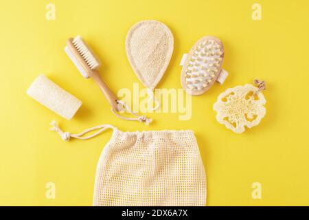 Natürliche Hygiene Hautpflegeprodukte Set, Holzbürste, Massagegerät. Nachhaltiger Lebensstil. Spa-Accessoires auf gelber Oberfläche. Stockfoto