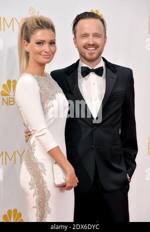 Aaron Paul und Lauren Parsekian nehmen an den 66. Jährlichen Primetime Emmy Awards im Nokia Theater L.A. Teil Live in Los Angeles, CA, USA, am 25. August 2014. Foto von Lionel Hahn/ABACAPRESS.COM Stockfoto