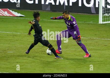 Exploria Stadium, Orlando, Florida, USA, 22. Dezember 2020, LAFC Forward Latif Blessing #7 Versuch, einen Kick von Tigres UANL Torwart während des CONCACAF Champions League Finales zu blockieren. (Foto: Marty Jean-Louis) Stockfoto