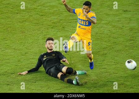 Exploria Stadium, Orlando, Florida, USA, 22. Dezember 2020, LAFC-Verteidiger Tristan Blackmon #27 beim CONCACAF Champions League Finale einen Slide-Tackling als Tigres-Mittelfeldspieler F Javier Aquino #20-Sprünge machen. (Foto: Marty Jean-Louis) Stockfoto