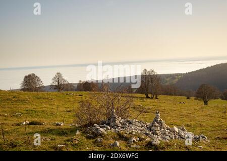 Blick von der Schweizer Jura-Kette über das Nebelmeer Des Bielersees an einem Herbsttag Stockfoto