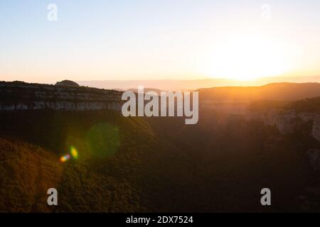 Schöne Berglandschaft mit Klippen bei Sonnenuntergang oder Sonnenaufgang. Sonnenuntergang mit Lichtstrahlen am Berg. Cingles de Tavertet, Osona, Katalonien, Spanien. Stockfoto