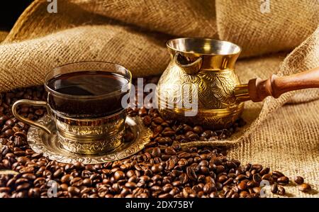 Silberne Kaffeetasse und goldener Cezve. Stockfoto
