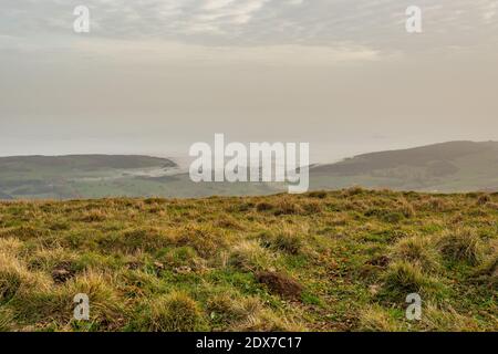 Blick von der Schweizer Jura-Kette über das Nebelmeer Des Bielersees an einem Herbsttag Stockfoto