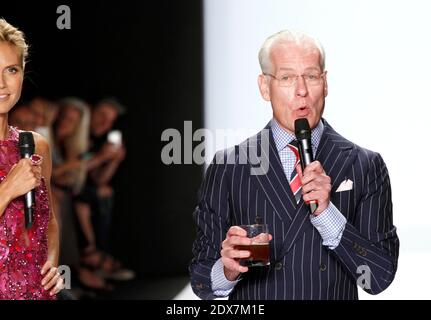 Tim Gunn scheint das Finale der Project Runway Saison 13 während der Präsentation der Mercedes-Benz Fashion Week Frühjahr/Sommer 2015 im Theater im Lincoln Center in New York City, NY, USA, am 5. September 2014 zu verkleben. Foto von Donna ward/ABACAPRESS.COM Stockfoto