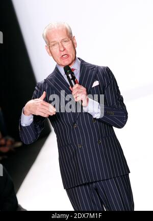 Tim Gunn scheint das Finale der Project Runway Saison 13 während der Präsentation der Mercedes-Benz Fashion Week Frühjahr/Sommer 2015 im Theater im Lincoln Center in New York City, NY, USA, am 5. September 2014 zu verkleben. Foto von Donna ward/ABACAPRESS.COM Stockfoto