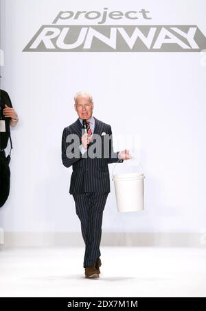 Tim Gunn scheint das Finale der Project Runway Saison 13 während der Präsentation der Mercedes-Benz Fashion Week Frühjahr/Sommer 2015 im Theater im Lincoln Center in New York City, NY, USA, am 5. September 2014 zu verkleben. Foto von Donna ward/ABACAPRESS.COM Stockfoto