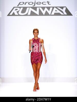 Heidi Klum scheint das Finale der Project Runway Saison 13 während der Präsentation der Mercedes-Benz Fashion Week Frühjahr/Sommer 2015 im Theater im Lincoln Center in New York City, NY, USA, am 5. September 2014 zu verkleben. Foto von Donna ward/ABACAPRESS.COM Stockfoto