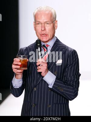 Tim Gunn versucht, die Ice-Bucket Challenge zu erfüllen, indem er am 5. September 2014 während der Präsentation der Mercedes-Benz Fashion Week Frühjahr/Sommer 2015 im Theater im Lincoln Center in New York City, NY, USA, einen Manhattan trinkt, während er das Finale der Projektlaufbahn-Saison 13 festnimmt. Foto von Donna ward/ABACAPRESS.COM Stockfoto