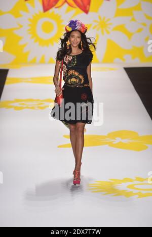 Ein Model geht am 4. September 2014 während der Mercedes-Benz Fashion Week Spring 2015 im Theater im Lincoln Center in New York City, NY, USA, auf die Piste von Desigual. Foto von Richard Davis/ABACAPRESS.COM Stockfoto