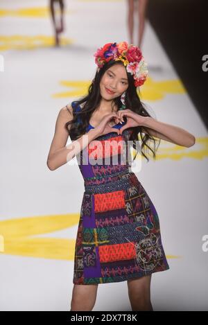 Ein Model geht am 4. September 2014 während der Mercedes-Benz Fashion Week Spring 2015 im Theater im Lincoln Center in New York City, NY, USA, auf die Piste von Desigual. Foto von Richard Davis/ABACAPRESS.COM Stockfoto