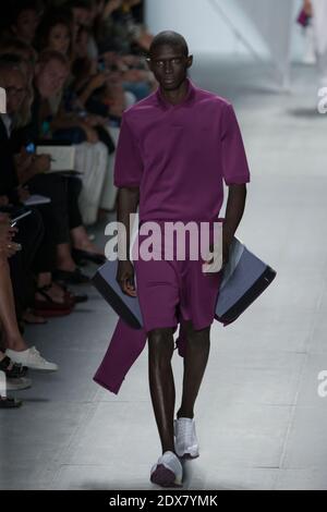 Ein Model läuft am 6. September 2014 während der Mercedes-Benz Fashion Week Spring 2015 im Theater im Lincoln Center in New York City, NY, USA, auf der Piste von Lacoste. Foto von Richard Davis/ABACAPRESS.COM Stockfoto