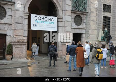 Corona Teststation München. Leute stehen an. Antigen- und PCR-Schnelltests im Gebäude der Münchner Residenz. Stockfoto