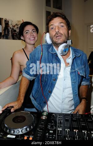 Datei Foto - Safia Bahmed-Schwartz und Philippe Cerboneschi Zdar (Cassius) bei der Levi's Party in Paris, Frankreich, am 10. September 2014. Philippe Cerboneschi (auch bekannt als "Zdar"), eine Hälfte des französischen Tanzduos Cassius, ist am Mittwoch zufällig in Paris gestorben, teilte sein Agent mit. "Er fiel zufällig durch das Fenster eines hohen Stockwerks eines Pariser Gebäudes", sagte Sebastien Farran, ohne weitere Details zu nennen. Cerboneschi gründete Cassius 1996 mit Hubert Blanc-Francard (alias Boombass). Sie produzierten für Bands wie Phoenix, Beastie Boys, Franz Ferdinand und French Hip ho Stockfoto