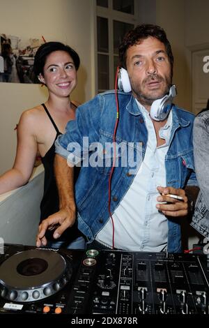 Datei Foto - Safia Bahmed-Schwartz und Philippe Cerboneschi Zdar (Cassius) bei der Levi's Party in Paris, Frankreich, am 10. September 2014. Philippe Cerboneschi (auch bekannt als "Zdar"), eine Hälfte des französischen Tanzduos Cassius, ist am Mittwoch zufällig in Paris gestorben, teilte sein Agent mit. "Er fiel zufällig durch das Fenster eines hohen Stockwerks eines Pariser Gebäudes", sagte Sebastien Farran, ohne weitere Details zu nennen. Cerboneschi gründete Cassius 1996 mit Hubert Blanc-Francard (alias Boombass). Sie produzierten für Bands wie Phoenix, Beastie Boys, Franz Ferdinand und French Hip ho Stockfoto