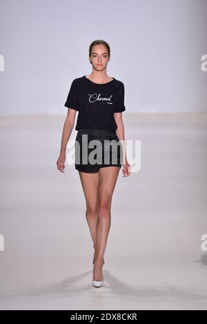 Ein Model geht am 10. September 2014 im Salon im Lincoln Center in New York auf der Start- und Landebahn von Erin Fetherston während der Mercedes-Benz Fashion Week Spring 2015. Foto von Richard Davis/ABACAPRESS.COM Stockfoto