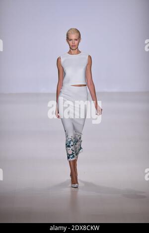 Ein Model geht am 10. September 2014 im Salon im Lincoln Center in New York auf der Start- und Landebahn von Erin Fetherston während der Mercedes-Benz Fashion Week Spring 2015. Foto von Richard Davis/ABACAPRESS.COM Stockfoto