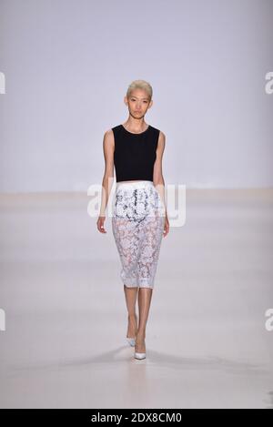 Ein Model geht am 10. September 2014 im Salon im Lincoln Center in New York auf der Start- und Landebahn von Erin Fetherston während der Mercedes-Benz Fashion Week Spring 2015. Foto von Richard Davis/ABACAPRESS.COM Stockfoto